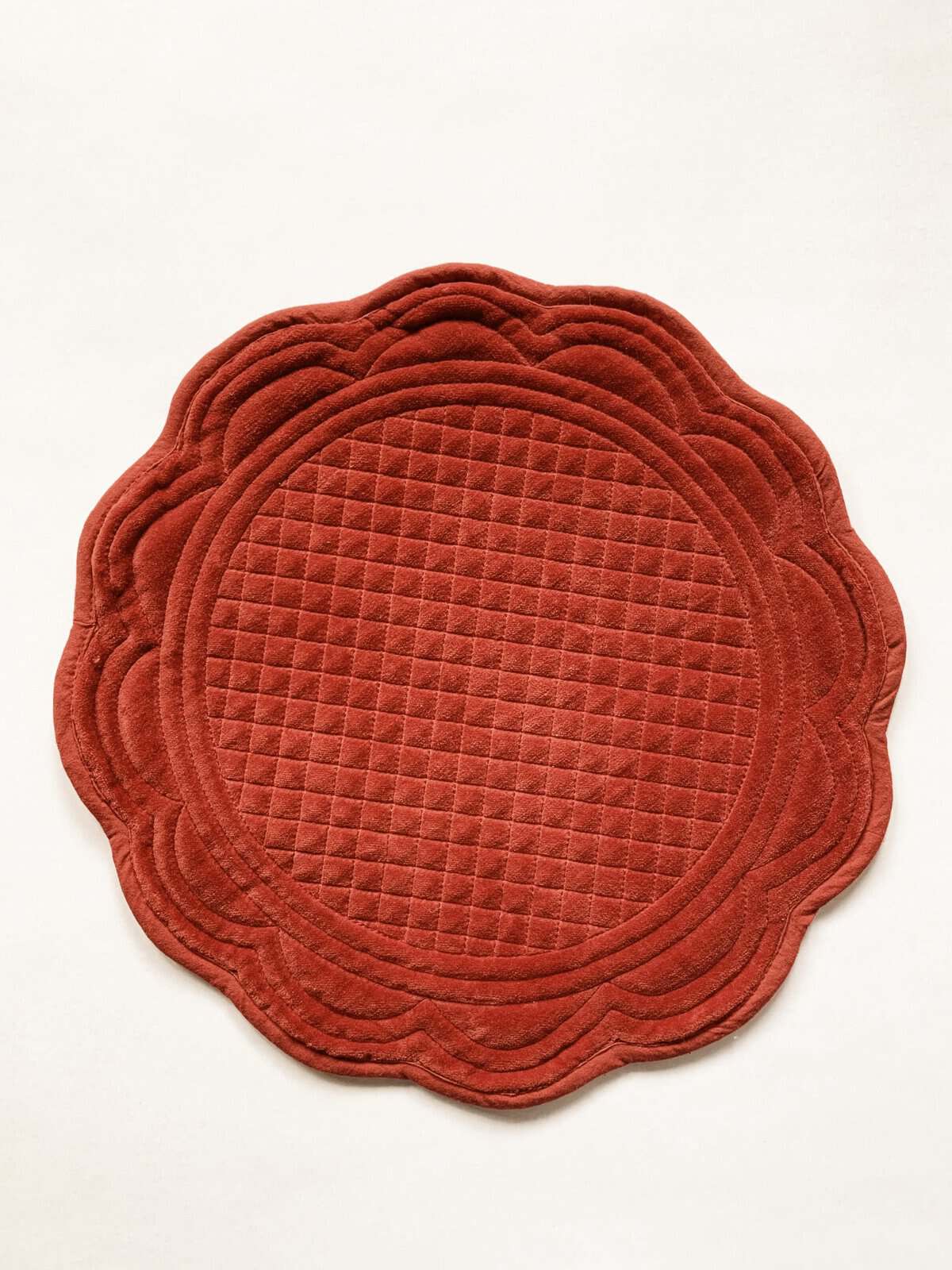Spisebrikke quiltet rund rød velour 38 cm