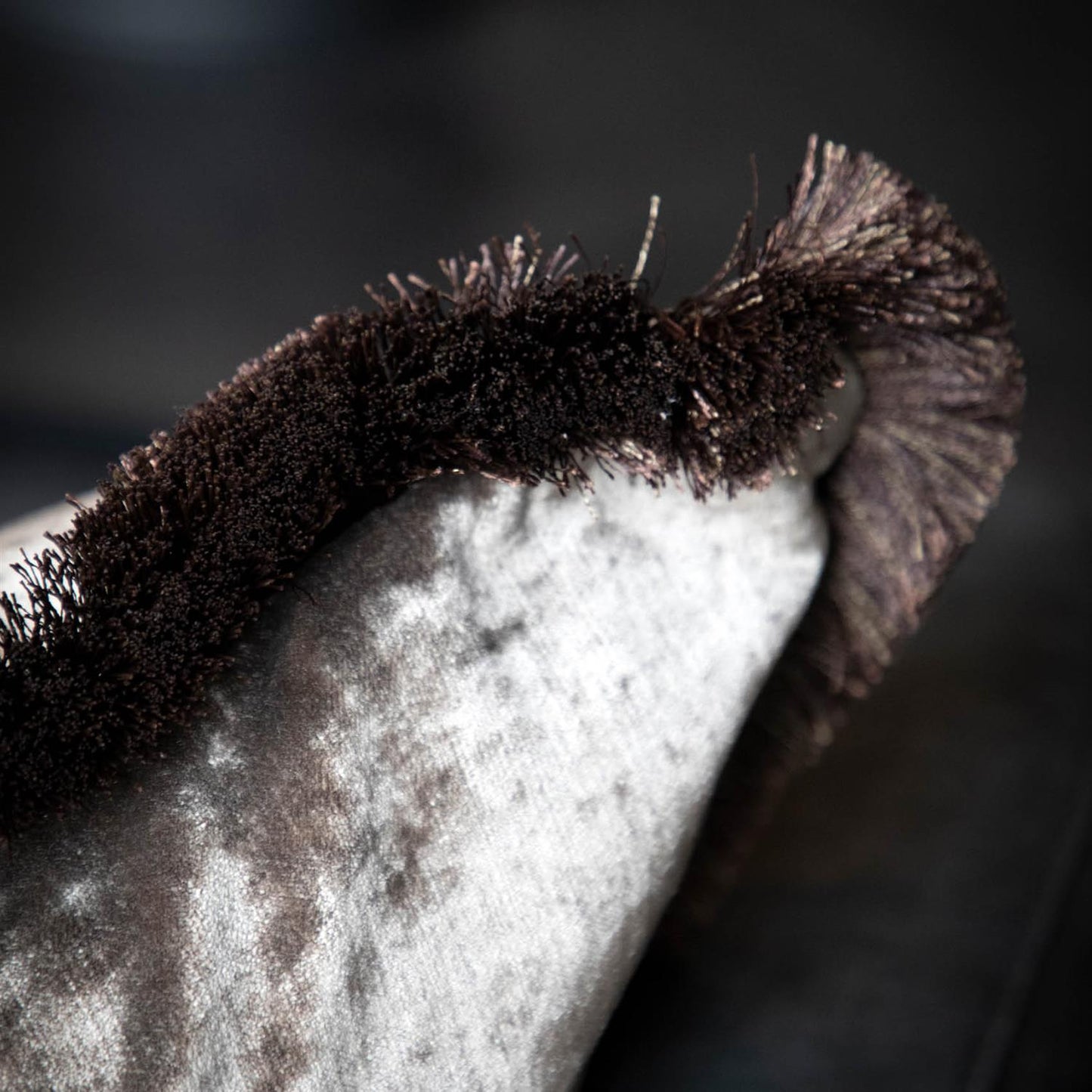 Putetrekk Garda Velvet Taupe fringe 50x50 cm