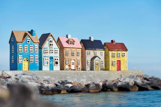 Lyshus Visby gul m/rød dør