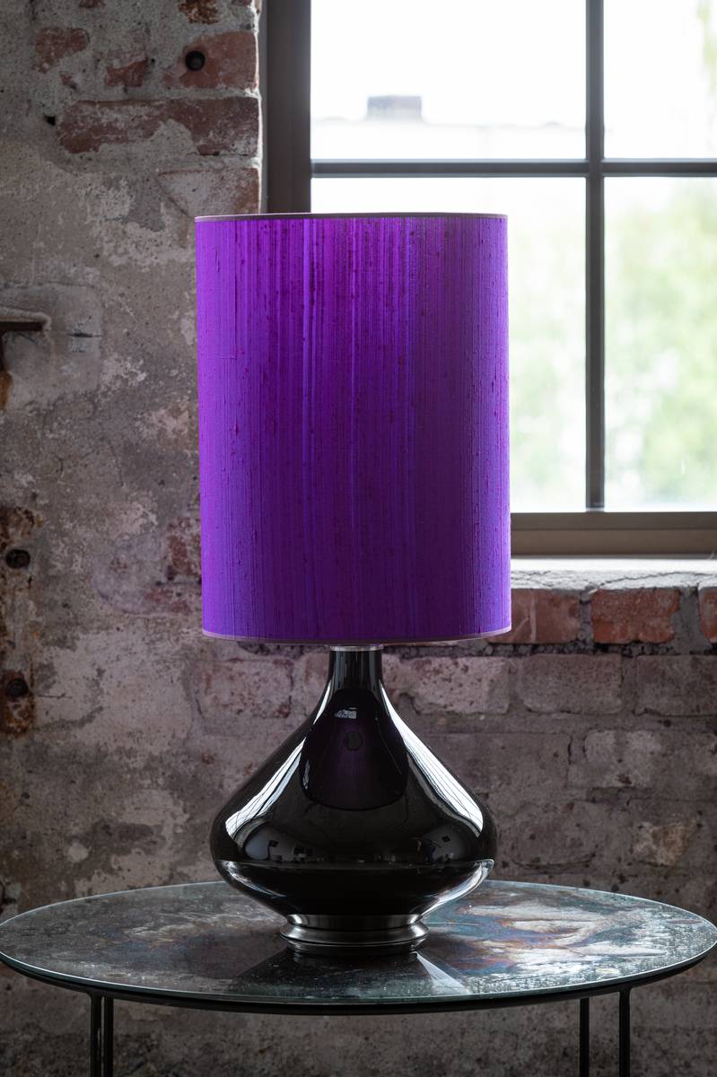 Flavia mini bordlampe 48 cm Negra Seda Morada skjerm