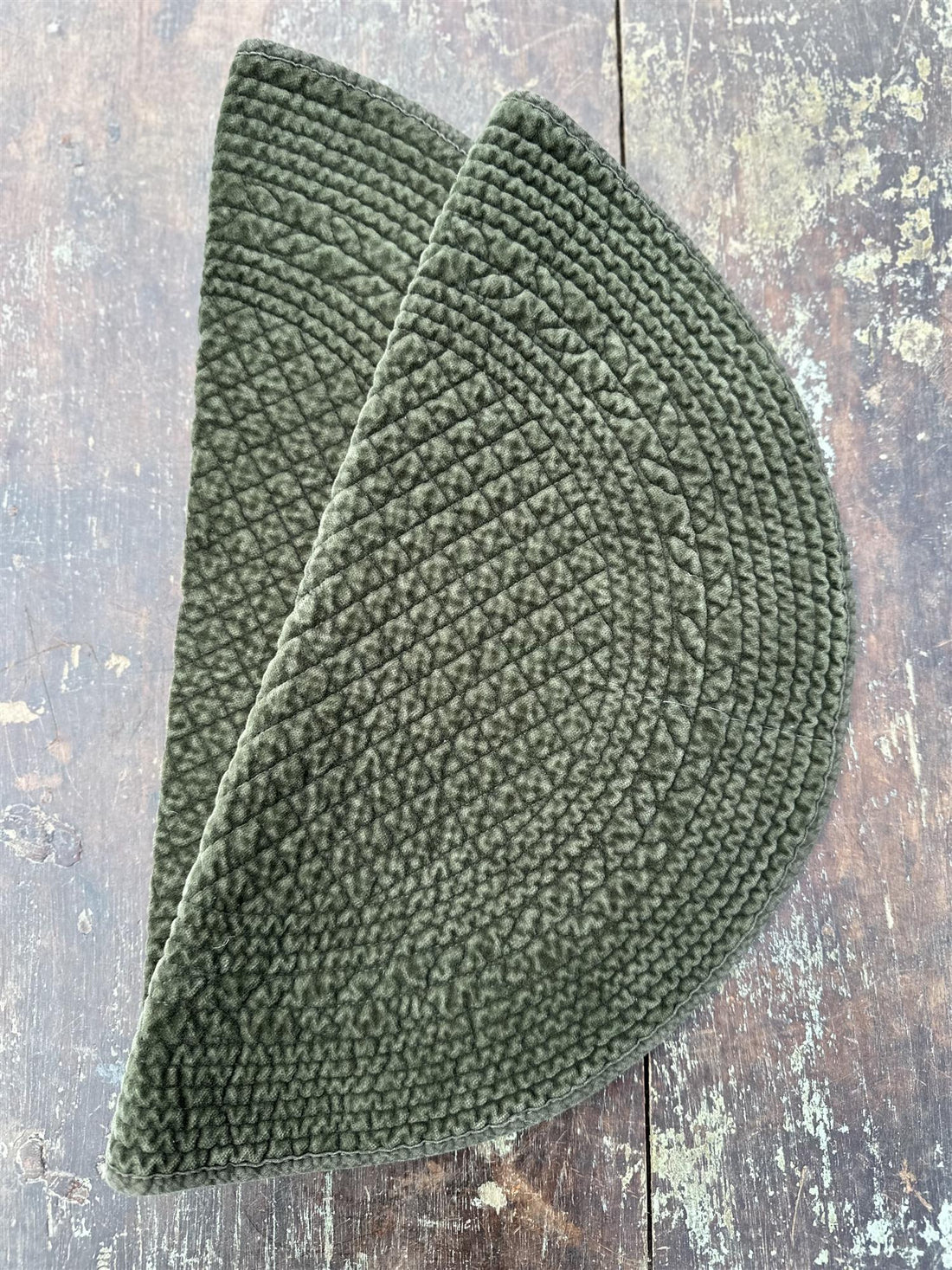 Spisebrikke velour rund Military Green 40 cm