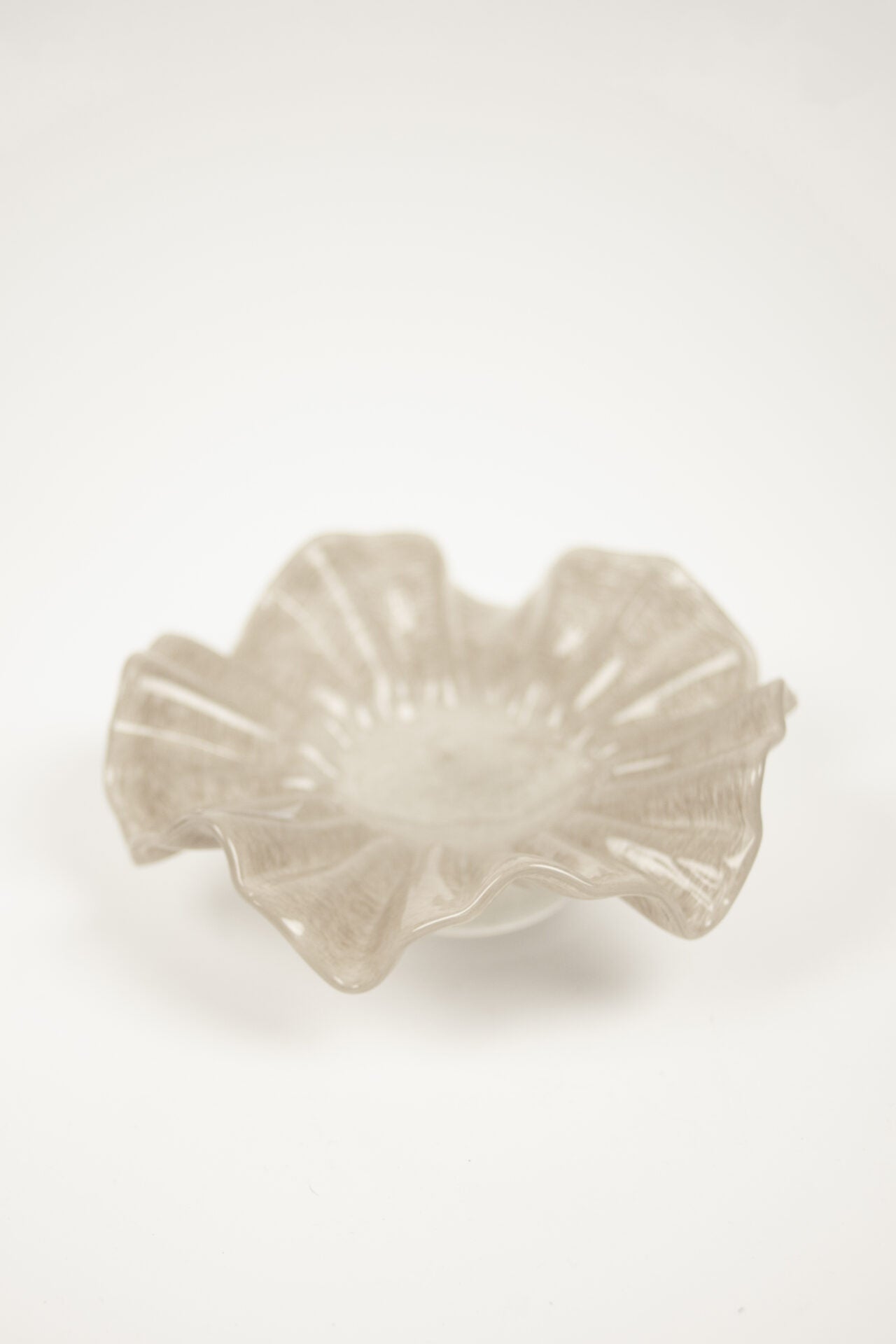 Loa skål på fot Taupe 22 cm