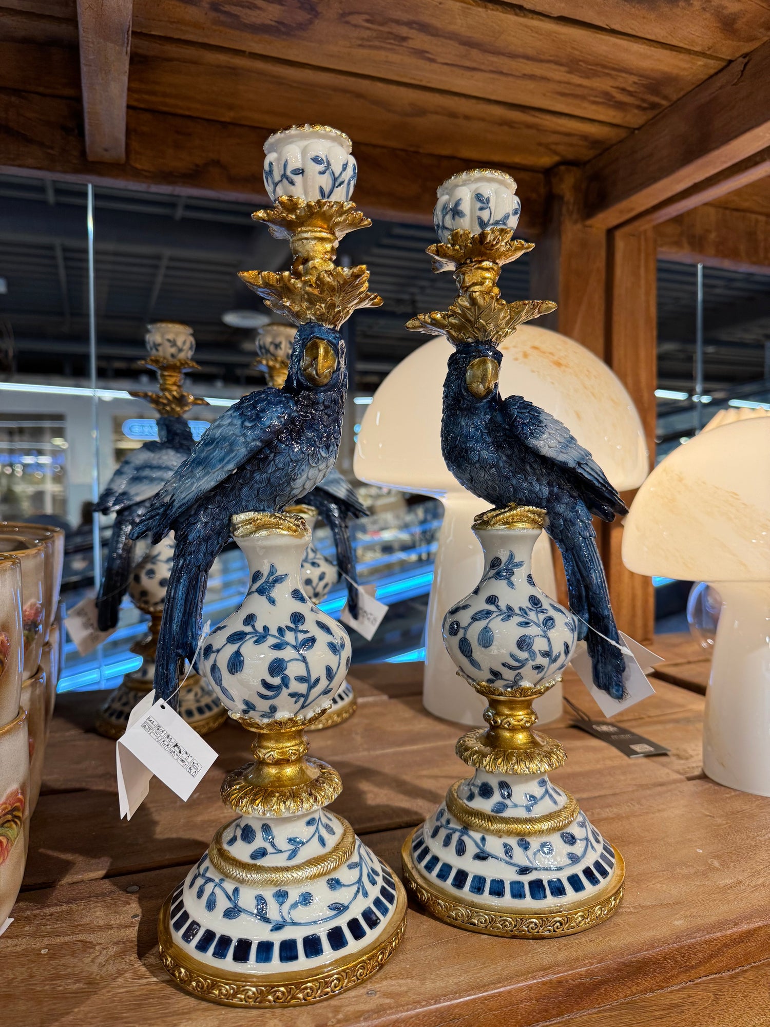 Papegøye lysestake i blått og hvit hos Karjolen!