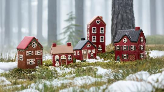 Lyshus snømann ved vindu