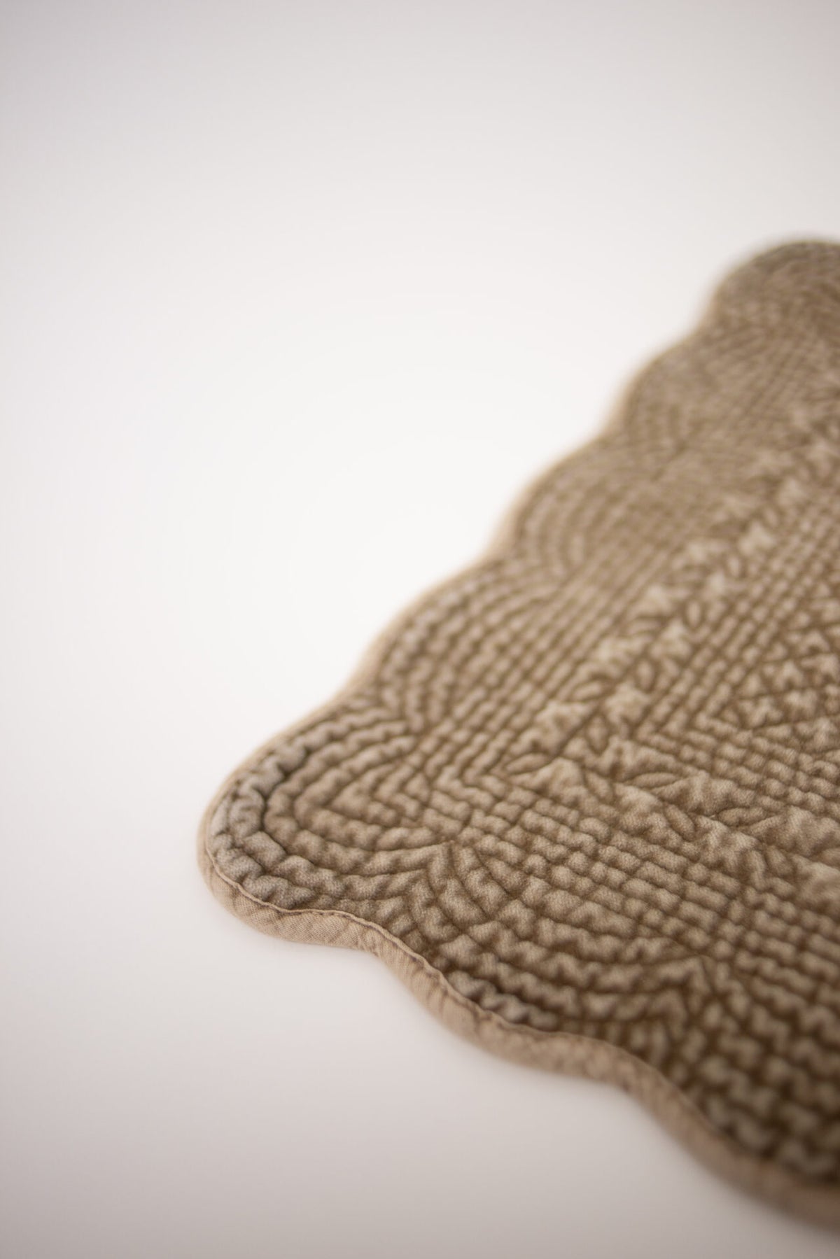 Delphine placemat taupe
