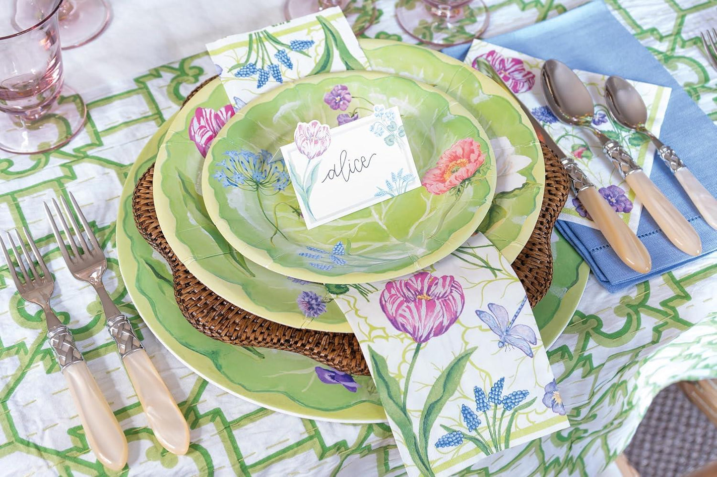 Charger plate rattan scallop