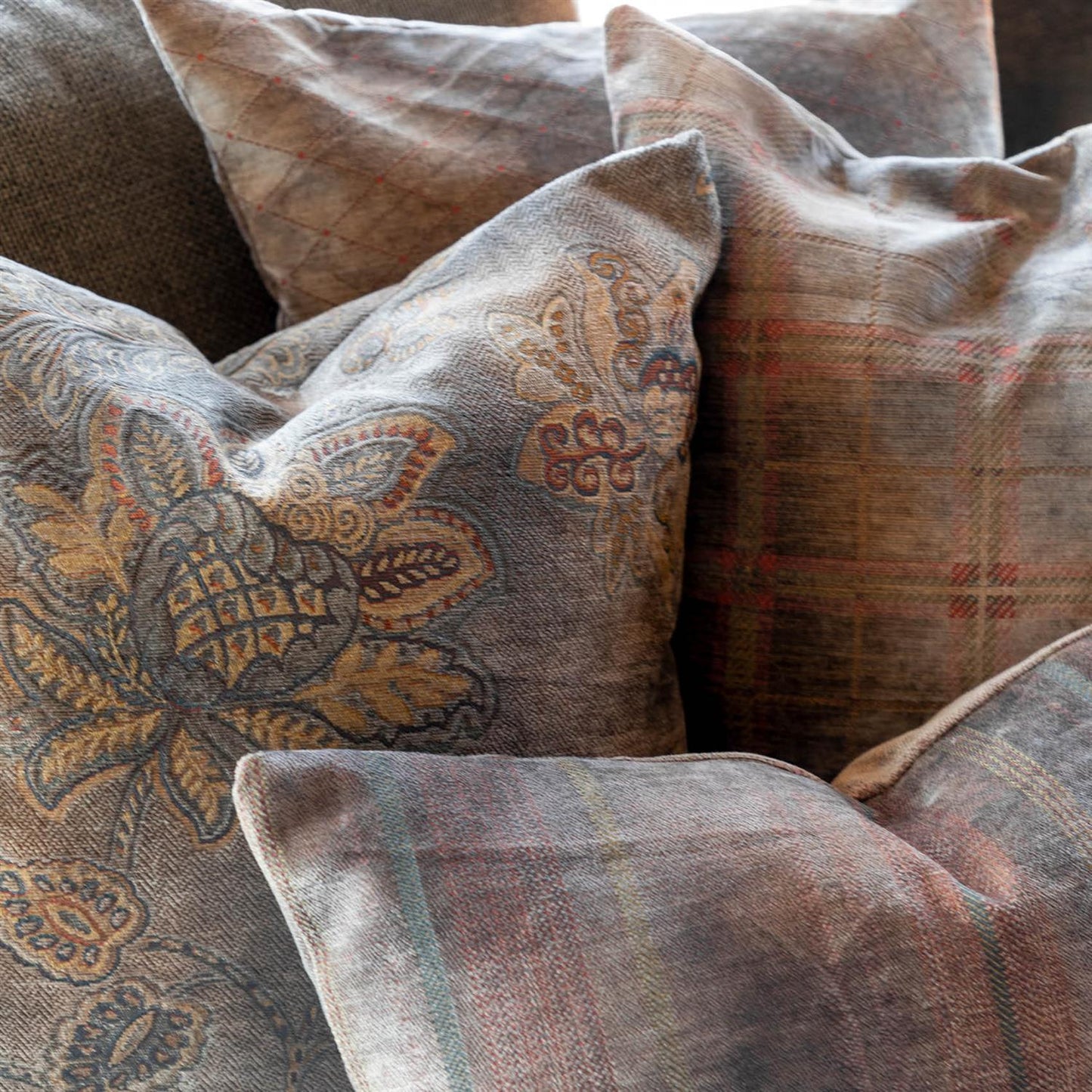 Putetrekk Miralago Flower Taupe 50x50 cm