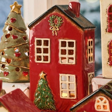 Lyshus Stille natt rød juletre foran huset