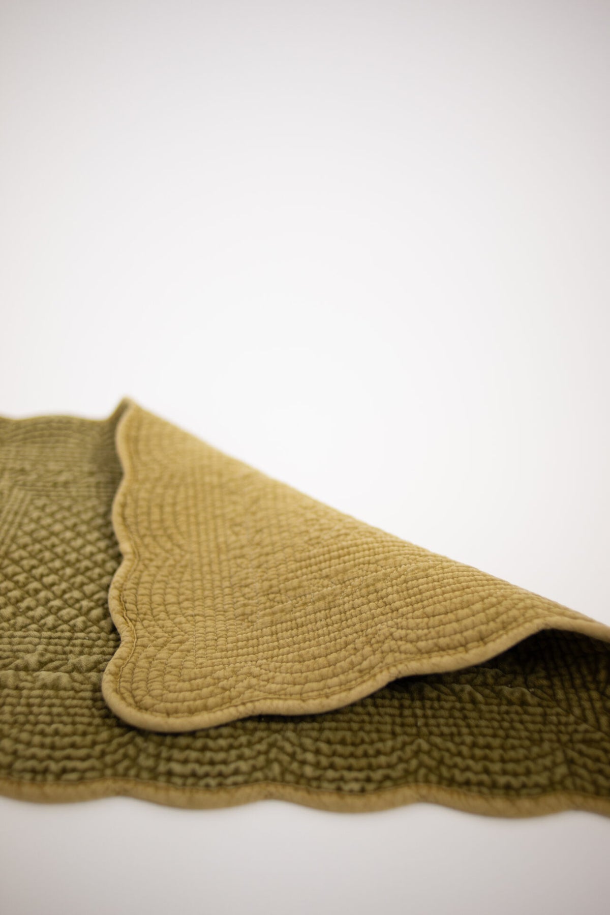 Delphine placemat olive