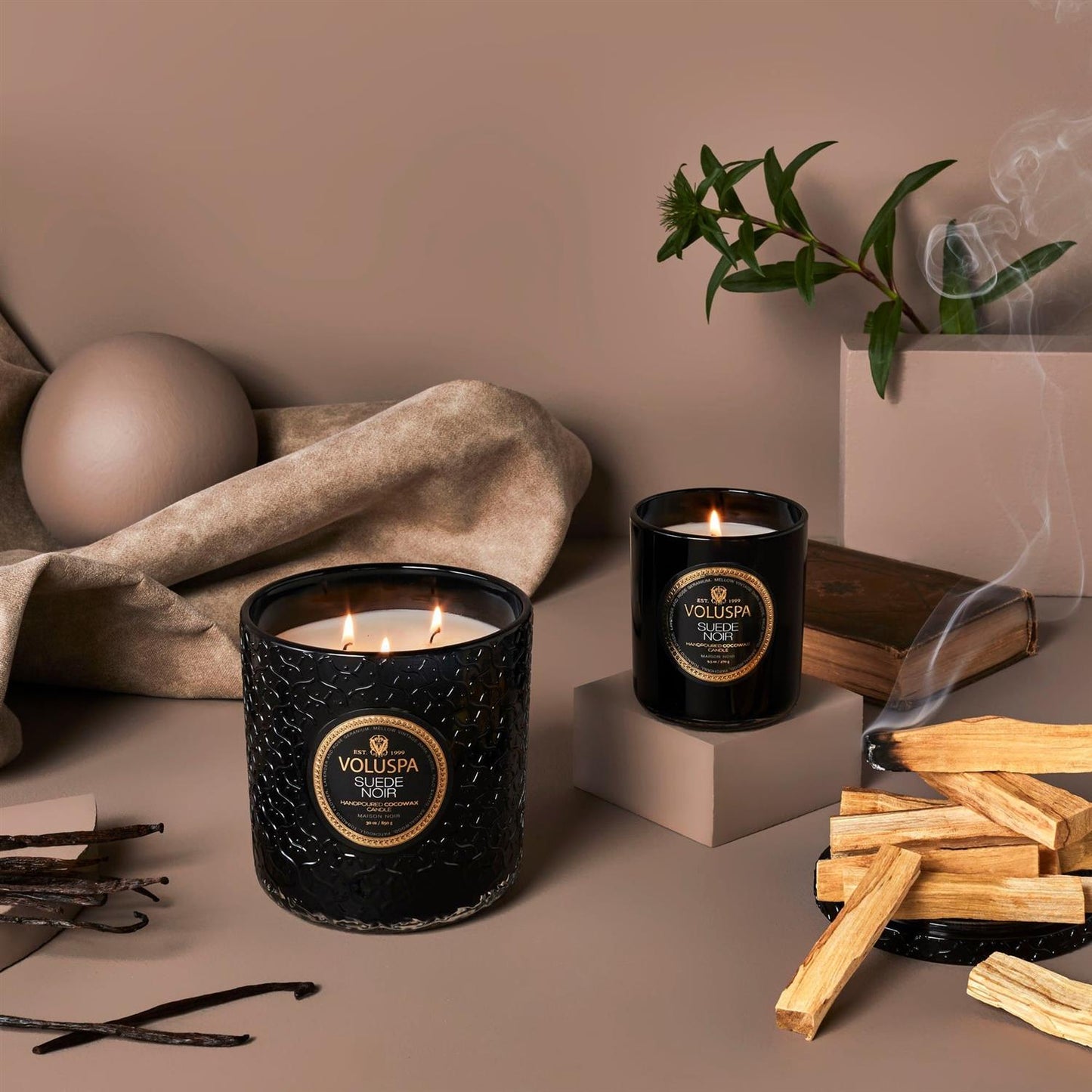 Duftlys Suede Noir Classic Boxed Candle 60 Timer