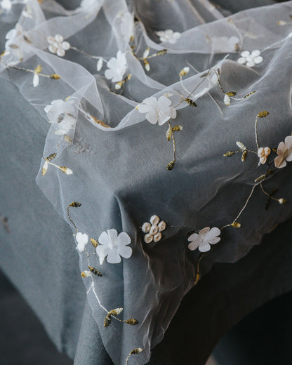 Løper brodert blomster krem 250 cm