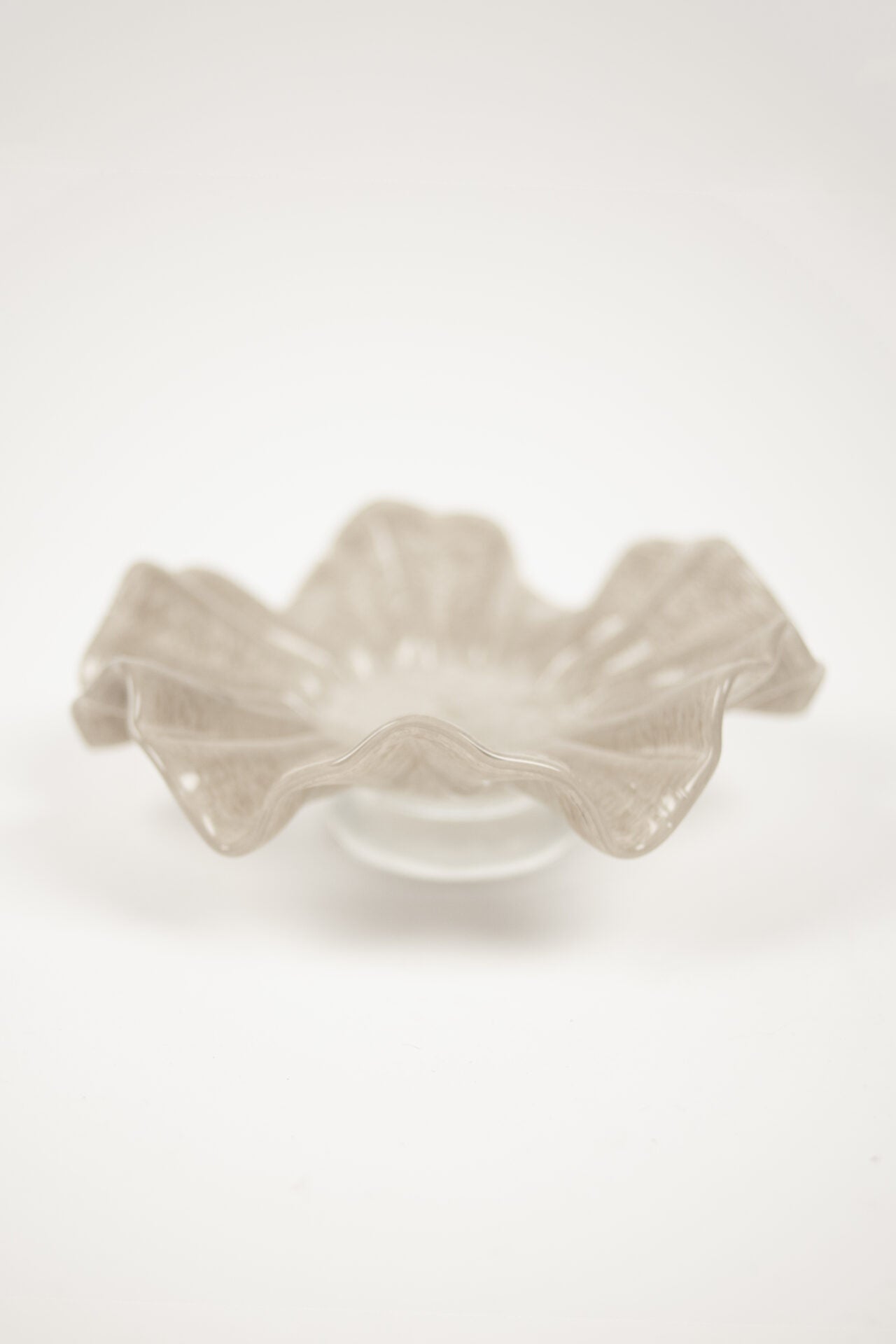 Loa skål på fot Taupe 22 cm