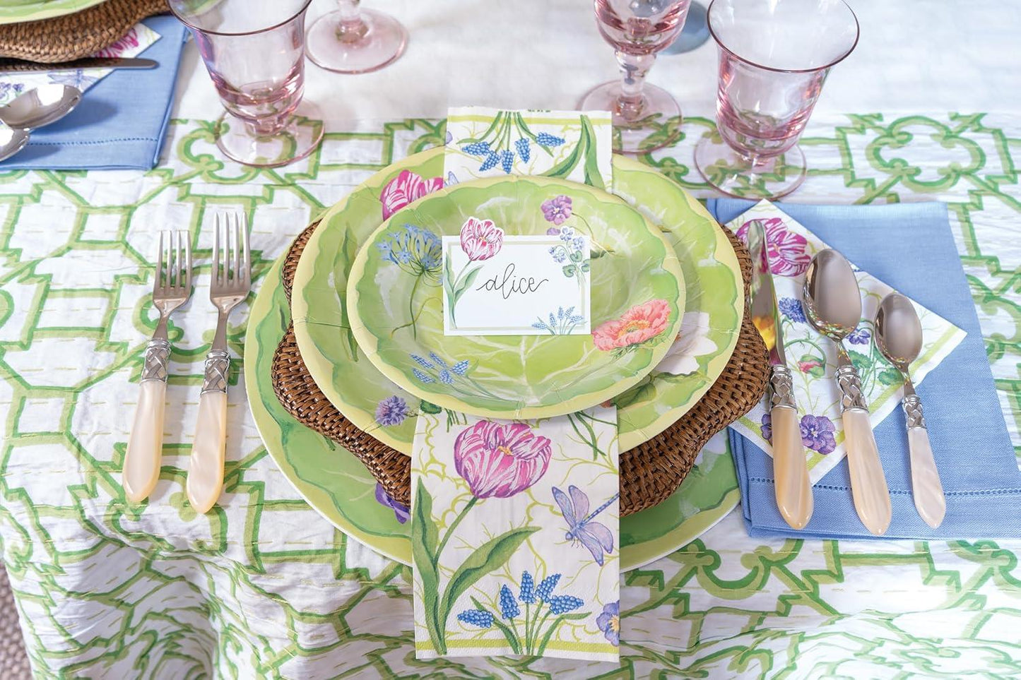 Charger plate rattan scallop
