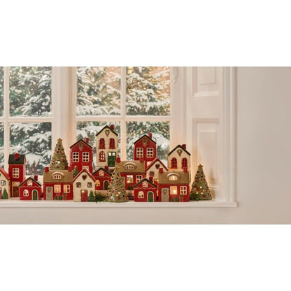 Lyshus Stille natt rød juletre foran huset