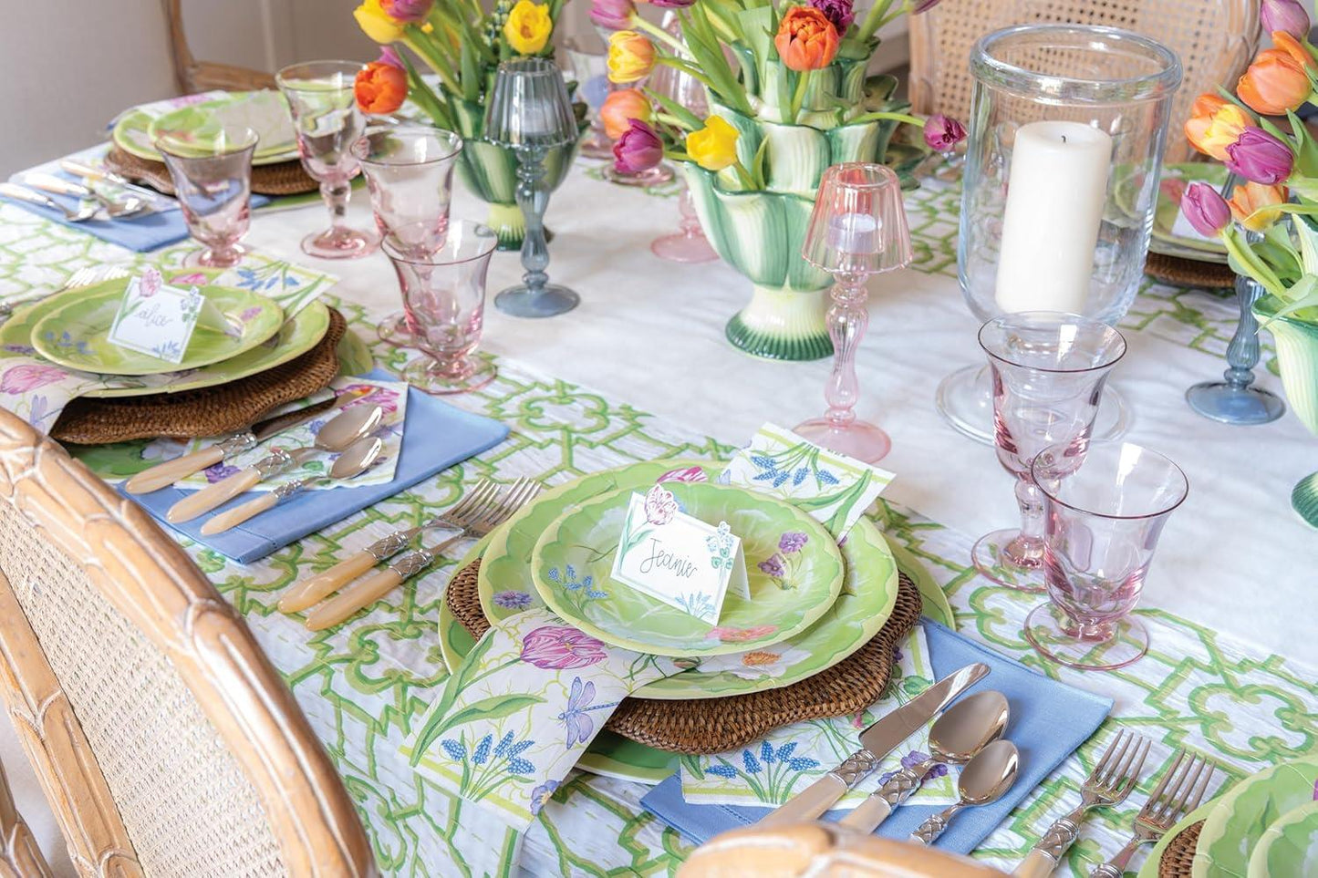 Charger plate rattan scallop